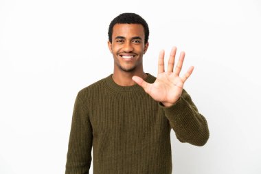 İzole edilmiş beyaz arka planda Afro-Amerikalı yakışıklı adam parmaklarıyla beşi sayıyor