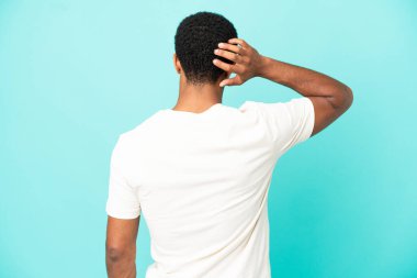 Arka planda izole edilmiş mavi arka planda yaşayan Afro-Amerikalı yakışıklı bir adam.