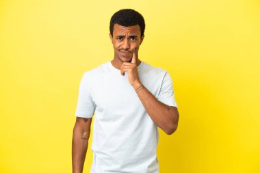 Sarı arka planda yaşayan Afro-Amerikalı yakışıklı bir adam.