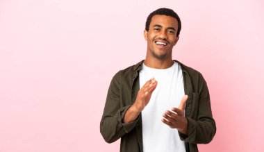 Telif uzayındaki Afrikalı Amerikalı adam bir konferansta sunumdan sonra alkışlıyor.