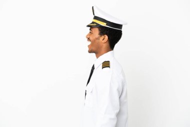 Afrikalı Amerikan Uçak Pilotu, beyaz arka planda yan pozisyonda gülüyor.