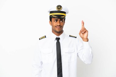 Afrikalı Amerikan Uçak Pilotu beyaz arka planda şans diliyor ve en iyisini diliyor.