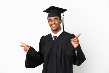 Afrikalı Amerikalı üniversite mezunu, beyaz arka planda, parmak uçlarında ve mutlu.