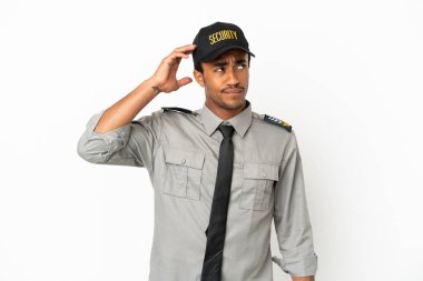 Afro-Amerikan güvenlik önlemleri izole edilmiş beyaz arka plan üzerinde kuşkuları ve kafa karıştırıcı yüz ifadesi ile