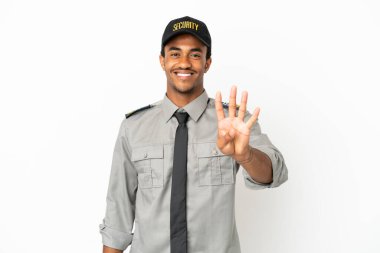 İzole edilmiş beyaz arka planda Afro-Amerikan koruması mutlu ve parmakları olan dört kişi sayıyor