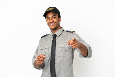 İzole edilmiş beyaz arka plan üzerinden Afrika kökenli Amerikalıların koruması gülümserken sizi işaret ediyor