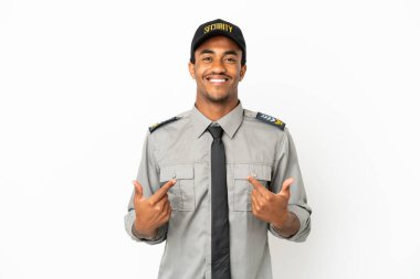 Afrika kökenli beyaz arka plan üzerinde şaşırtıcı bir yüz ifadesi olan güvenlik önlemi