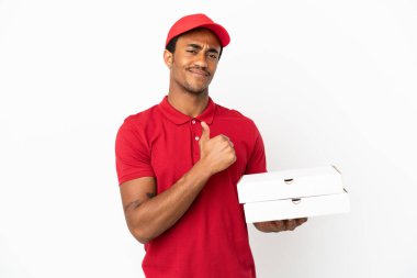 Afrikalı Amerikalı pizzacı izole edilmiş beyaz duvardan pizza kutuları alıyor gururlu ve kendini beğenmiş.