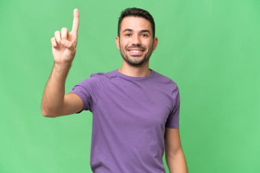 Soyutlanmış geçmişi olan yakışıklı beyaz adam harika bir fikre işaret ediyor.