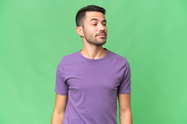 Soyutlanmış geçmişi olan yakışıklı, beyaz bir adam.