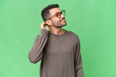 Soyutlanmış geçmişi olan yakışıklı beyaz bir adam bir fikir düşünüyor.