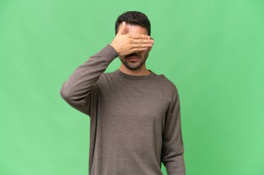 İzole edilmiş geçmişi olan yakışıklı, beyaz bir adam. Gözlerini elleriyle kapatıyor. Bir şey görmek istemiyorum.