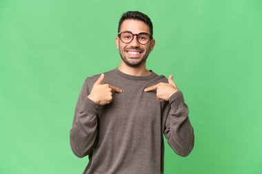 Soyutlanmış bir geçmişi olan yakışıklı, beyaz bir adam.