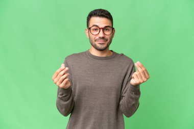 Soyutlanmış bir geçmişi olan yakışıklı beyaz bir adam para hareketi yapıyor.