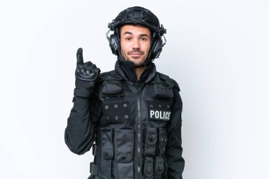 Beyaz arka planda izole edilmiş, işaret parmağıyla işaret eden beyaz SWAT 'lı genç adam harika bir fikir.
