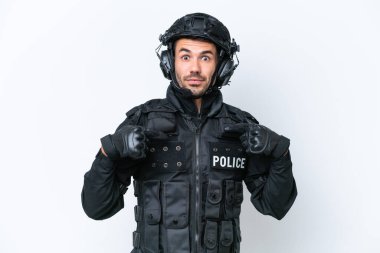 Beyaz arka planda mahsur kalmış, gururlu ve kendini beğenmiş Kafkasyalı bir SWAT askeri.