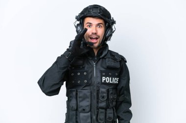 Beyaz arka planda, şaşırmış ve şok olmuş bir yüz ifadesiyle izole edilmiş Kafkasyalı genç bir SWAT adamı.