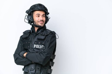 Beyaz arka planda izole edilmiş, kolları çapraz ve mutlu beyaz beyaz bir SWAT adamı.