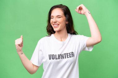 Genç gönüllü beyaz kadın izole bir geçmişi var. Zaferi kutluyorlar.