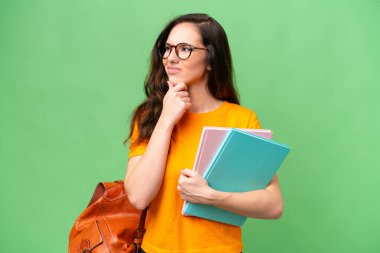 Tecrit edilmiş geçmişi olan genç beyaz bir kadının şüpheleri var.