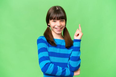 Küçük beyaz kız izole edilmiş arka planda mutlu ve yukarıya bakıyor.