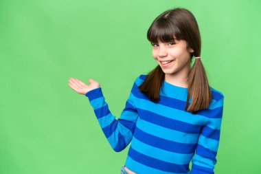 İzole edilmiş arka planda küçük beyaz bir kız. Davet edilmek için ellerini yana uzatıyor.