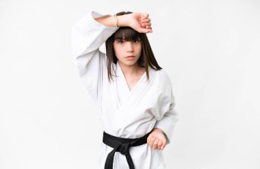 İzole edilmiş beyaz bir geçmişi olan beyaz bir kız karate yapıyor.