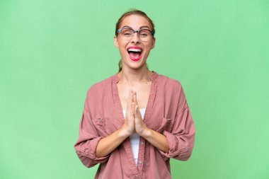 Tecrit edilmiş geçmişi olan beyaz bir kadın avuç içlerini bir arada tutuyor. İnsan bir şey ister.