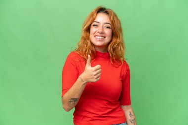 Yeşil ekran krom arka planda izole edilmiş beyaz bir kadın baş parmak hareketi yapıyor.