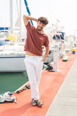 Açık havada genç Arap yakışıklı bir adam. Portre