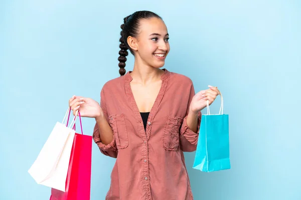 Young Arab Woman Isolated Blue Background Holding Shopping Bags Smiling — Stock Photo, Image