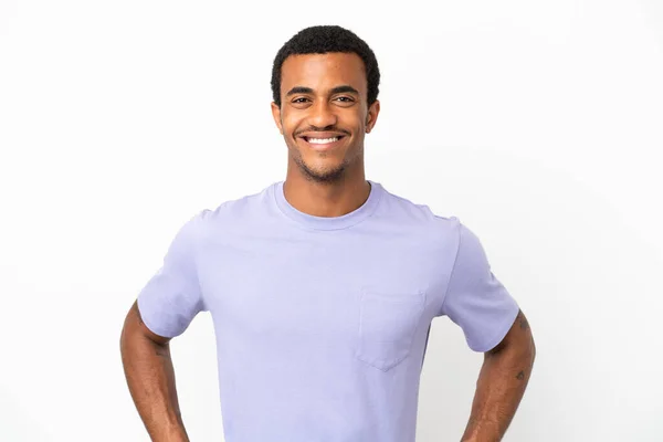 Afroamericano Bello Uomo Isolato Sfondo Bianco Posa Con Braccia Fianco — Foto Stock