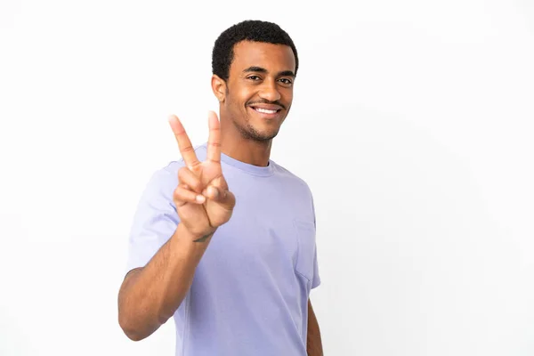 Afroamerykanin Przystojny Mężczyzna Białym Tle Uśmiecha Się Pokazuje Znak Zwycięstwa — Zdjęcie stockowe