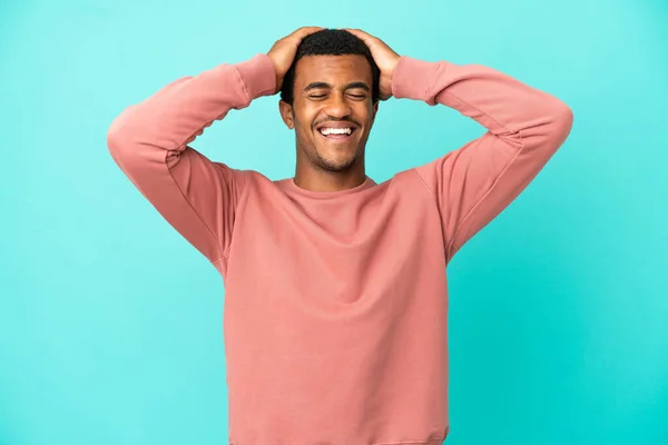 Afro Amerikalı Yakışıklı Adam Mavi Arka Planda Gülüyor — Stok fotoğraf