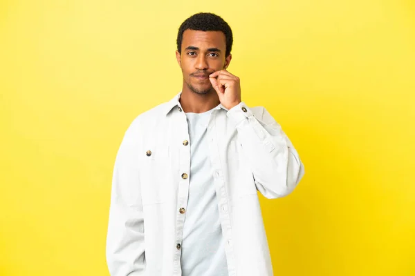 Sarı Arka Planda Afro Amerikalı Yakışıklı Bir Adam Sessizlik Işareti — Stok fotoğraf