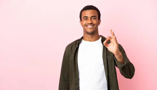 Афроамериканець Копіпросторовому Рожевому Фоні Показує Добре Знак Пальцями — стокове фото