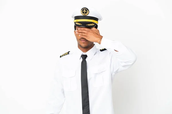 African American Airplane Pilot Över Isolerade Vit Bakgrund Täcker Ögon — Stockfoto