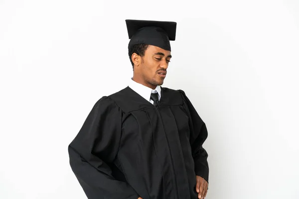 Afroamerikanische Universitätsabsolventen Mit Isoliertem Weißen Hintergrund Leiden Unter Rückenschmerzen Weil — Stockfoto