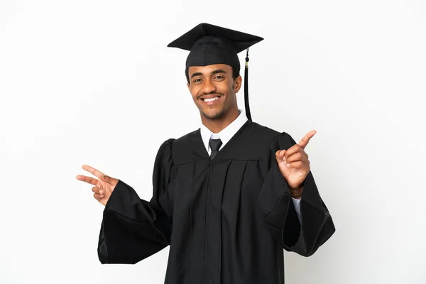 Afrikalı Amerikalı Üniversite Mezunu Beyaz Arka Planda Parmak Uçlarında Mutlu — Stok fotoğraf