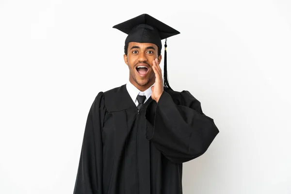 Afroamerikanische Universitätsabsolventen Vor Isoliertem Weißen Hintergrund Mit Überraschung Und Schockiertem — Stockfoto