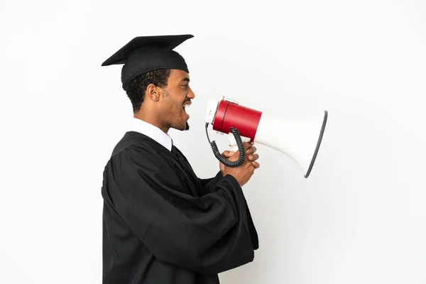 Afroamerikanische Universitätsabsolventen Brüllen Vor Isoliertem Weißen Hintergrund Durch Ein Megafon — Stockfoto