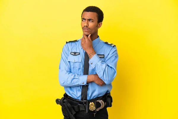 Αφροαμερικανός Αστυνομικός Απομονωμένο Κίτρινο Φόντο Έχοντας Αμφιβολίες Και Σκέψη — Φωτογραφία Αρχείου