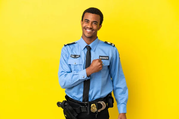 Афроамериканский Полицейский Изолированном Желтом Фоне Празднует Победу — стоковое фото