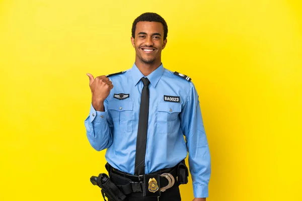 Policía Afroamericana Sobre Fondo Amarillo Aislado Apuntando Hacia Lado Para —  Fotos de Stock