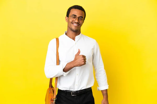 Афроамериканський Бізнесмен Через Ізольоване Жовте Походження Гордий Самозадоволений — стокове фото