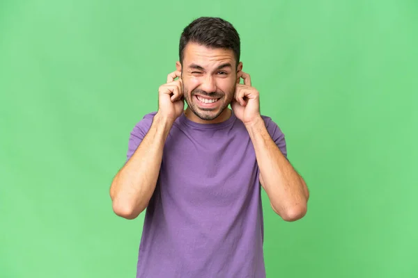 Joven Guapo Caucásico Hombre Sobre Aislado Fondo Frustrado Cubriendo Oídos — Foto de Stock