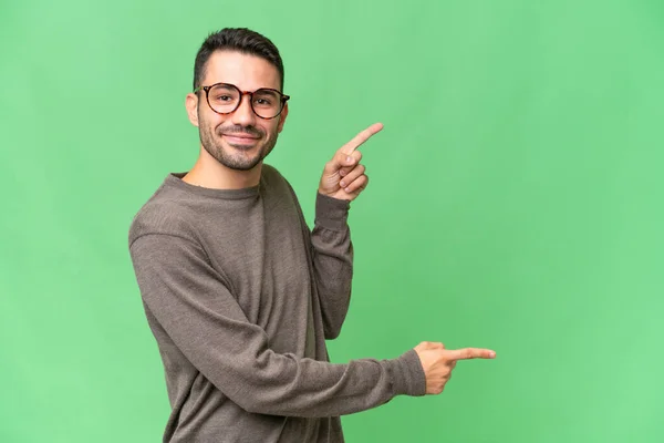Ung Stilig Kaukasisk Man Över Isolerad Bakgrund Pekar Finger Sidan — Stockfoto