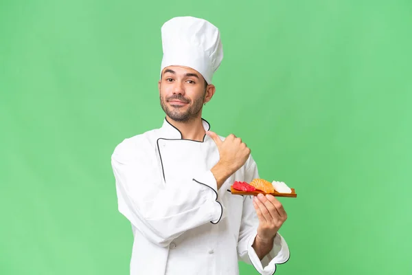 Jonge Kaukasische Chef Kok Met Een Sushi Geïsoleerde Achtergrond Trots — Stockfoto