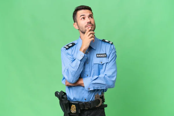 Молодий Поліцейський Білий Чоловік Над Ізольованим Тлом Має Сумніви Дивлячись — стокове фото
