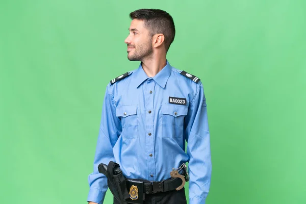 Молодий Поліцейський Білий Чоловік Над Ізольованим Тлом Дивиться Бік Посміхається — стокове фото
